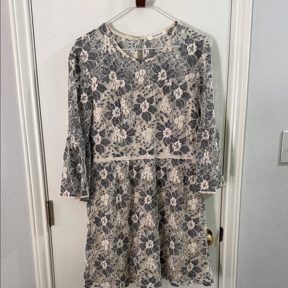 Francesca's Collections Floral Lace Dress - Gray and Cream